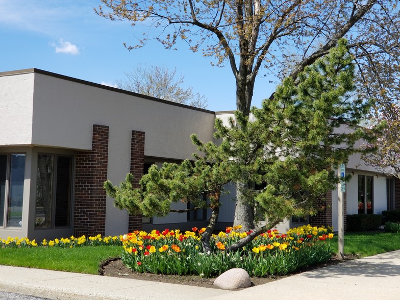 1117 S Milwaukee Ave, Libertyville, IL à vendre - Photo principale – Image 1 sur 17