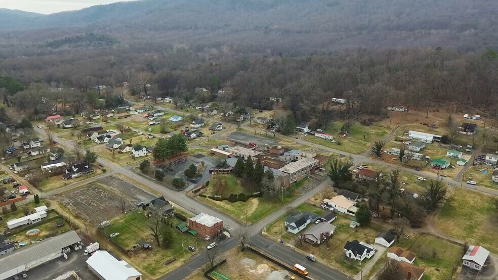 241 S Chamberlain Ave, Rockwood, TN à vendre - Vidéo sur l’annonce professionnelle – Image 2 sur 17
