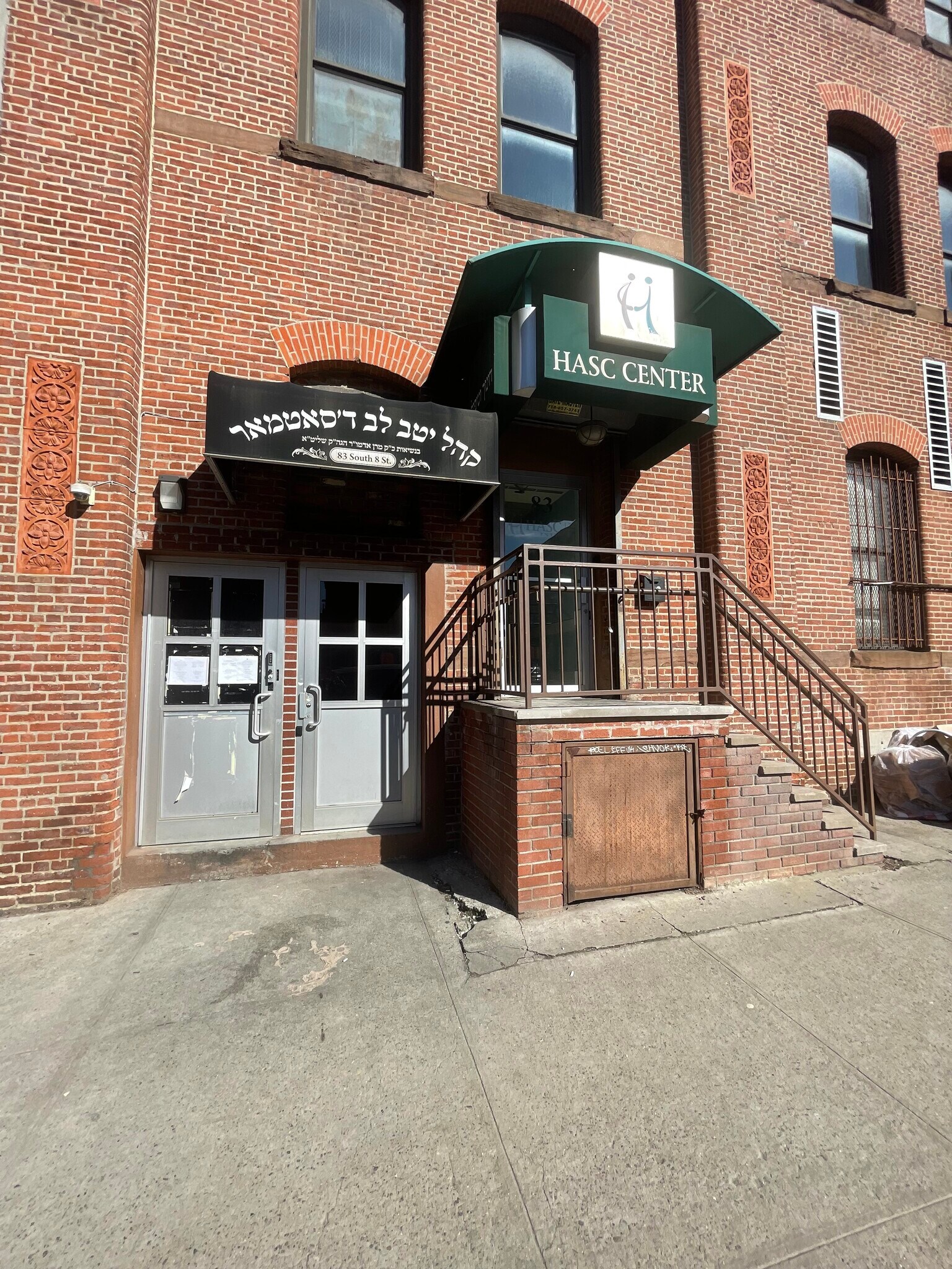 390 Berry St, Brooklyn, NY à louer Photo de l’immeuble– Image 1 sur 3