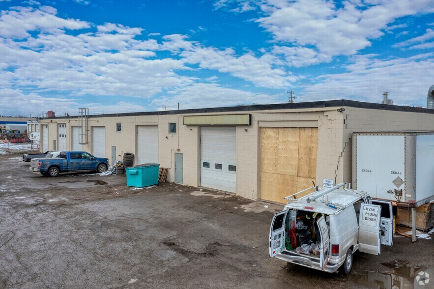 911 46th Ave SE, Calgary, AB à louer - Photo de l’immeuble – Image 2 sur 9