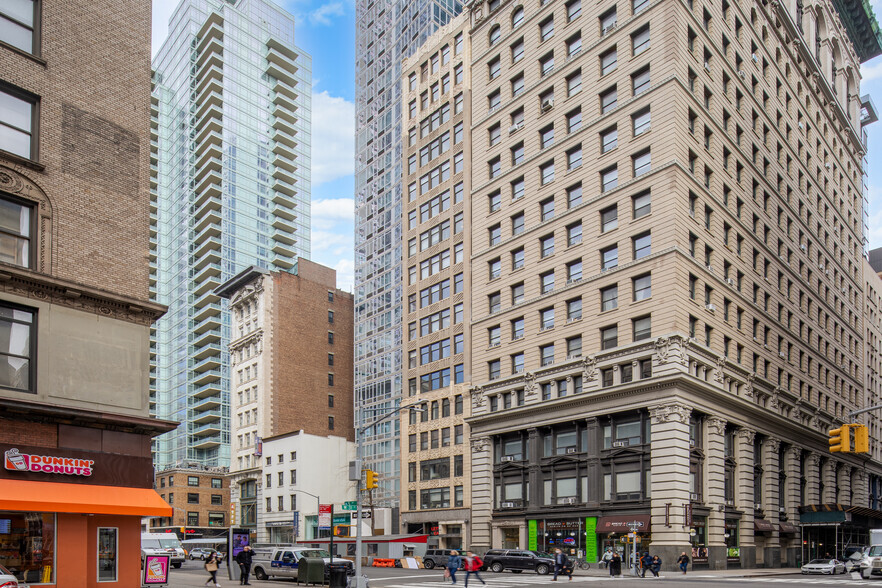 307 Fifth Ave, New York, NY à louer - Photo de l’immeuble – Image 1 sur 12