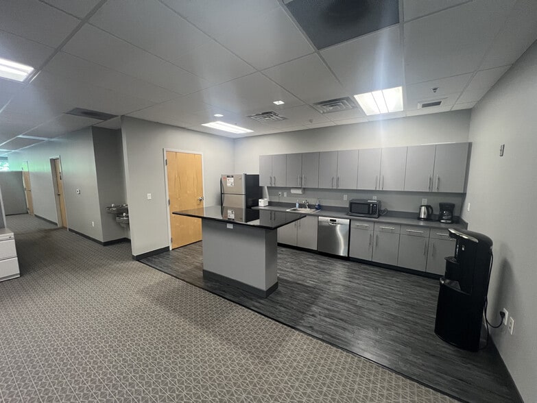 45525 Grand River Ave, Novi, MI à louer - Photo intérieure – Image 3 sur 5