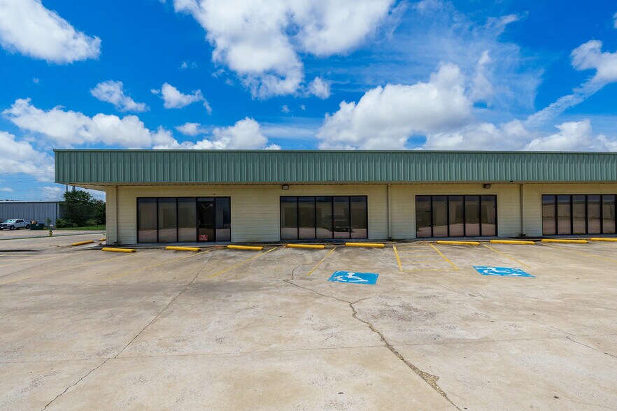 5801 Patton St, Corpus Christi, TX à louer - Photo de l’immeuble – Image 3 sur 13