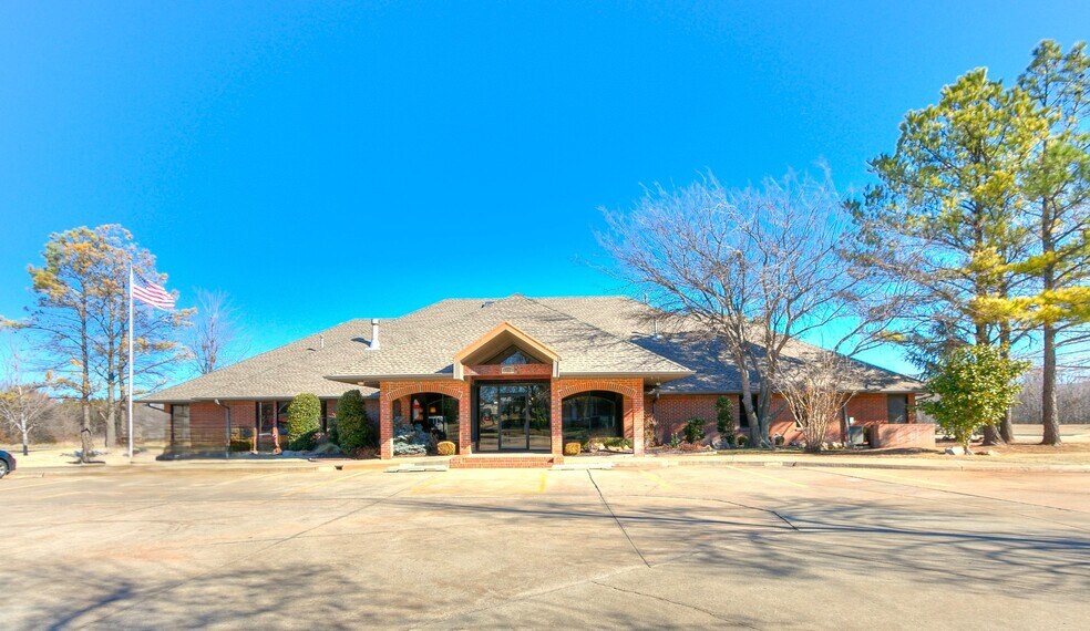 1220 S Santa Fe Ave, Edmond, OK à louer - Photo de l’immeuble – Image 2 sur 7