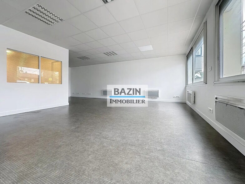 Local d’activités dans Sainte-Geneviève-des-Bois à louer - Photo de l’immeuble – Image 3 sur 6