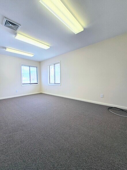 255 Route 17K, Newburgh, NY à louer - Photo de l’immeuble – Image 2 sur 5