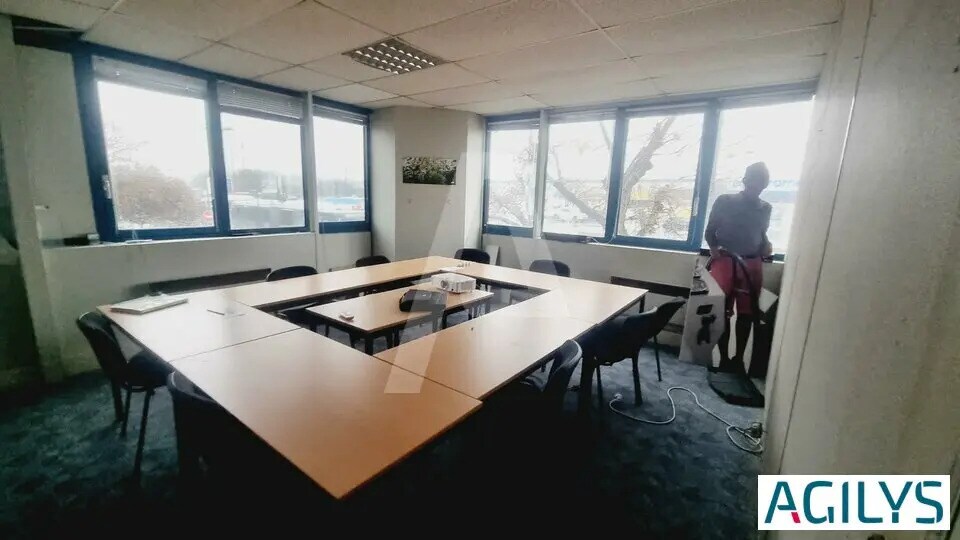 Local d’activités dans Fresnes à louer - Photo de l’immeuble – Image 2 sur 5