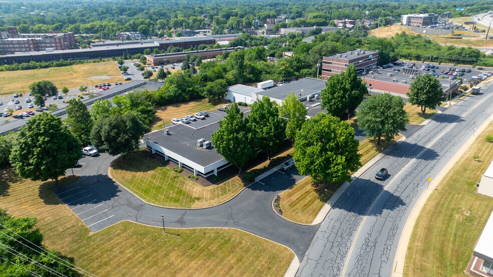 850 N Wyomissing Blvd, Wyomissing, PA à louer - Photo de l’immeuble – Image 2 sur 39