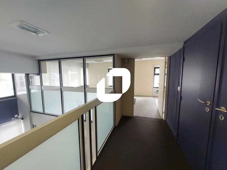 Local commercial dans Montigny-le-Bretonneux à louer - Photo de l’immeuble – Image 3 sur 4