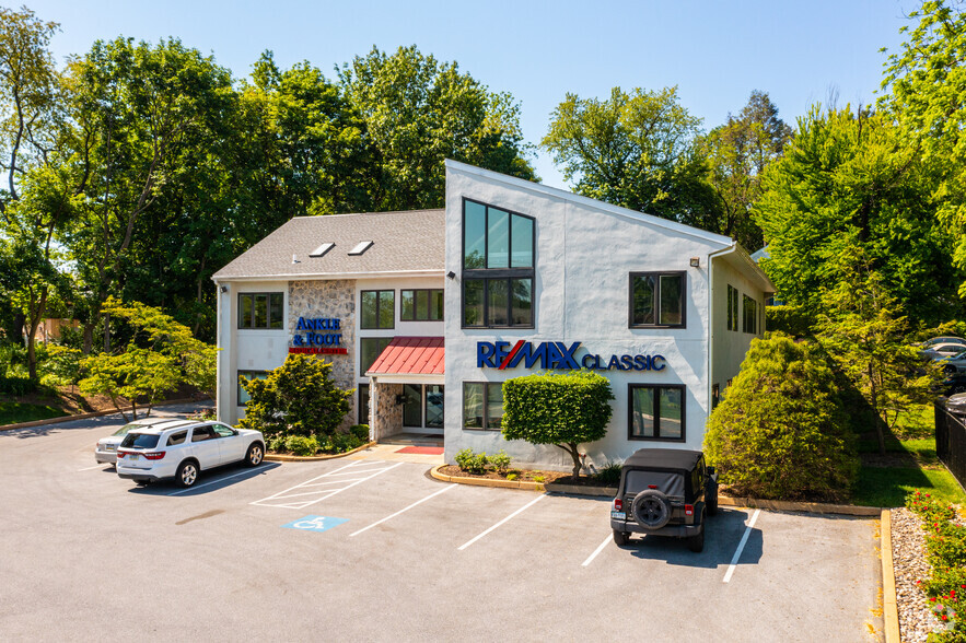 528 E Lancaster Ave, Wayne, PA à louer - Photo de l’immeuble – Image 2 sur 19