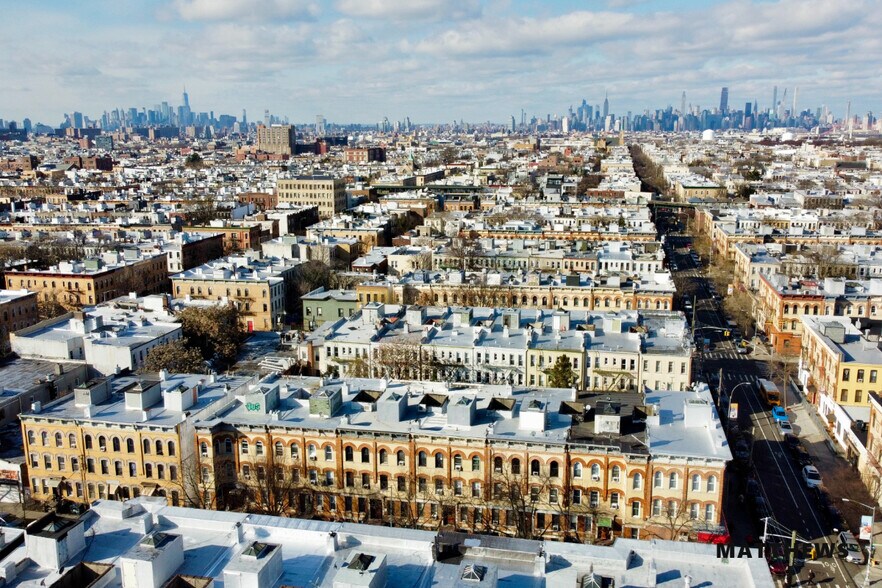 1823 Cornelia St, Ridgewood, NY à vendre - Photo de l’immeuble – Image 3 sur 6