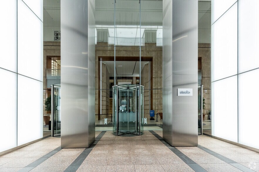 227 W Monroe St, Chicago, IL à louer - Photo de l’immeuble – Image 2 sur 27