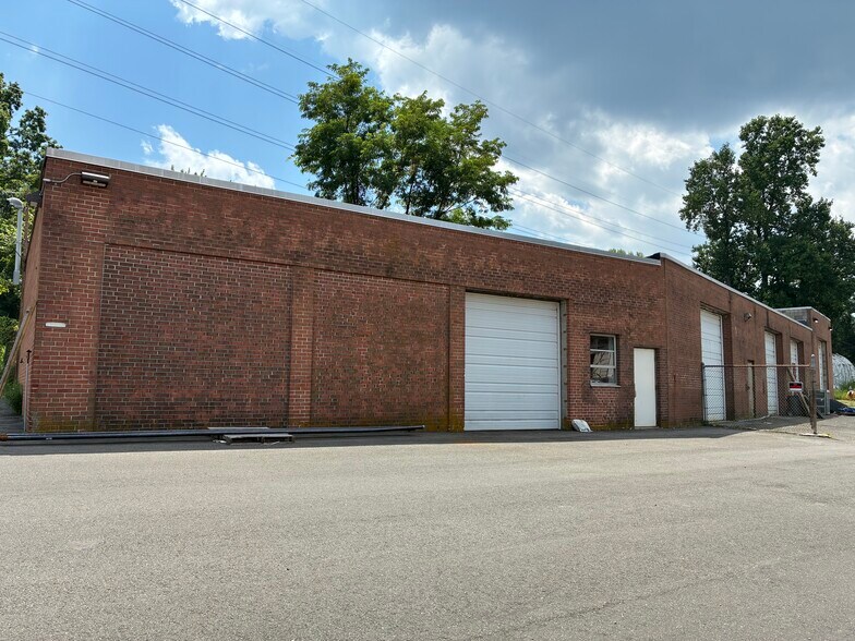 2225 Reservoir Ave, Trumbull, CT à vendre - Photo de l’immeuble – Image 3 sur 6