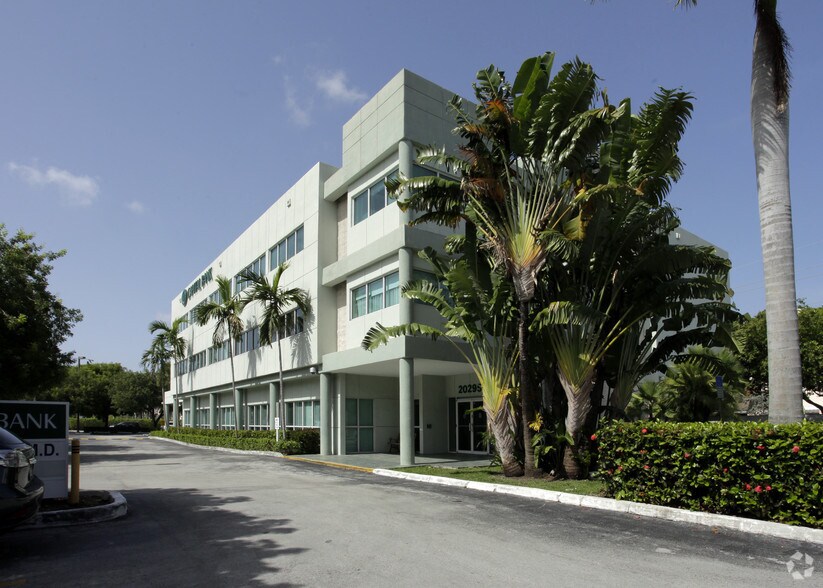 20295 NE 29th Pl, Aventura, FL à louer - Photo de l’immeuble – Image 3 sur 31