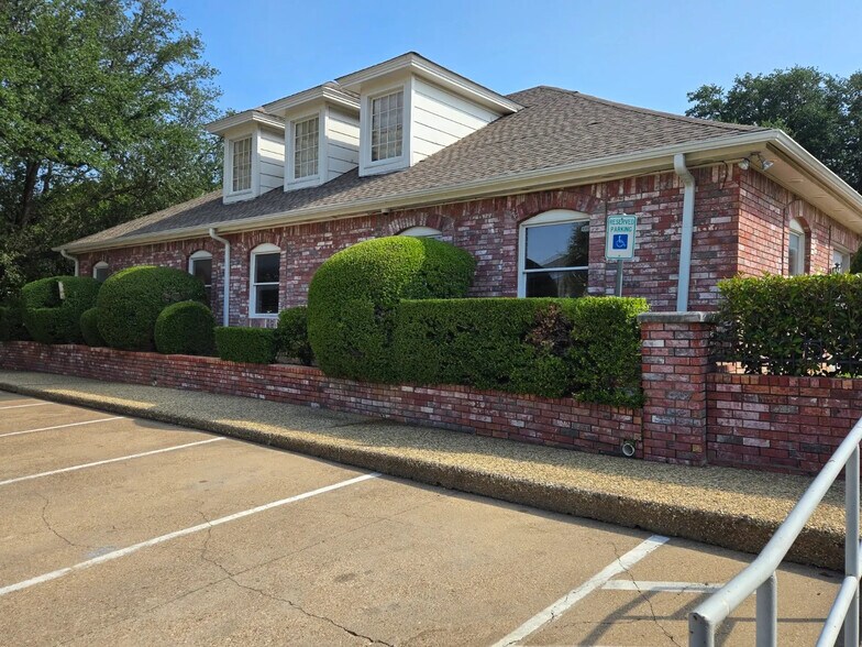 431 Omega Dr, Arlington, TX à louer - Photo de l’immeuble – Image 3 sur 7