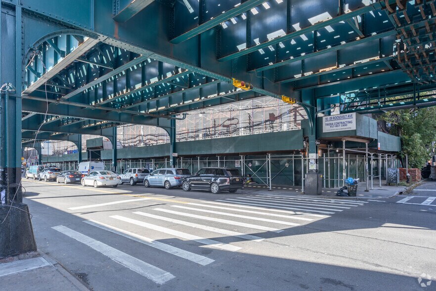 91-09 Roosevelt Ave, Jackson Heights, NY à louer - Photo de l’immeuble – Image 3 sur 11