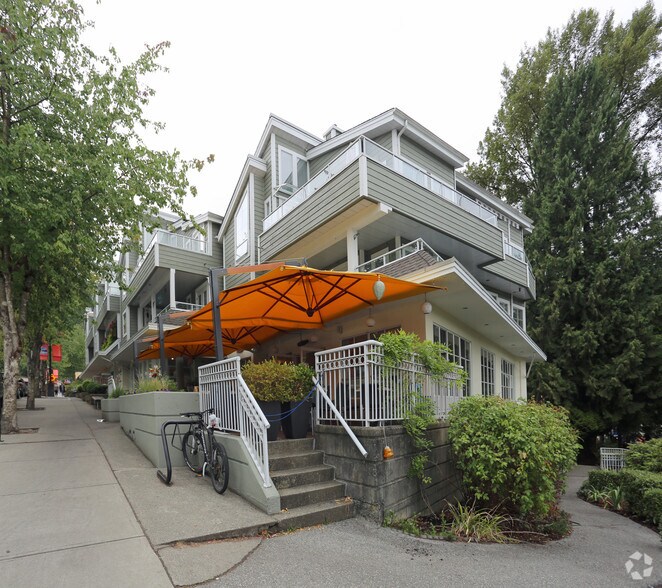 4390 Gallant Ave, North Vancouver District, BC à louer - Photo de l’immeuble – Image 1 sur 9