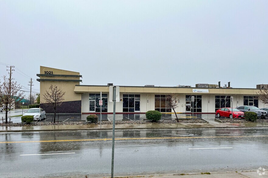1021 Howard Ave, San Carlos, CA à louer - Photo de l’immeuble – Image 1 sur 8