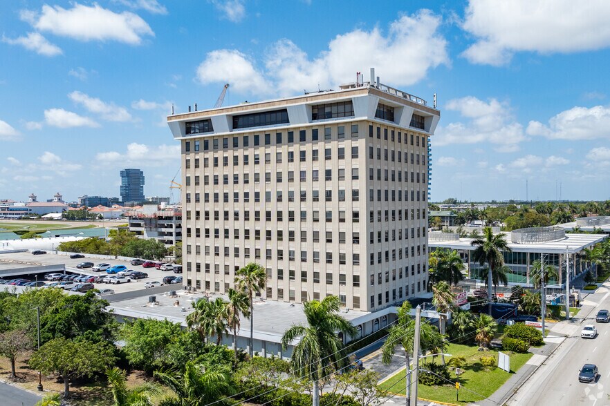 1250 E Hallandale Beach Blvd, Hallandale Beach, FL à louer - Photo principale – Image 1 sur 79