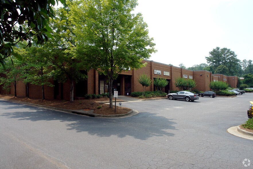 3065 McCall Dr, Doraville, GA à louer - Photo de l’immeuble – Image 3 sur 16