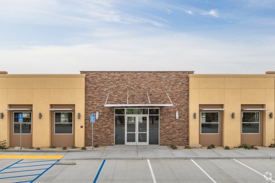 78030 Wildcat Dr, Palm Desert, CA à louer - Photo de l’immeuble – Image 3 sur 14