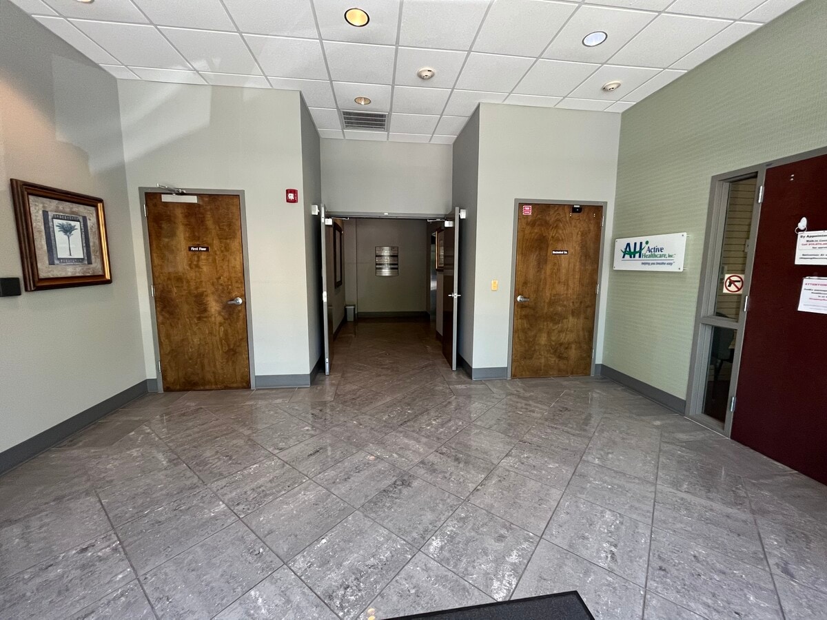 9104 Falls Of Neuse Rd, Raleigh, NC 27615 - Lot 300 -  - Photo intérieure - Image 1 of 5