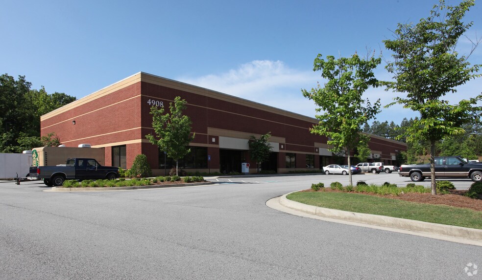 4908 Golden Pky, Buford, GA à louer - Photo de l’immeuble – Image 3 sur 15