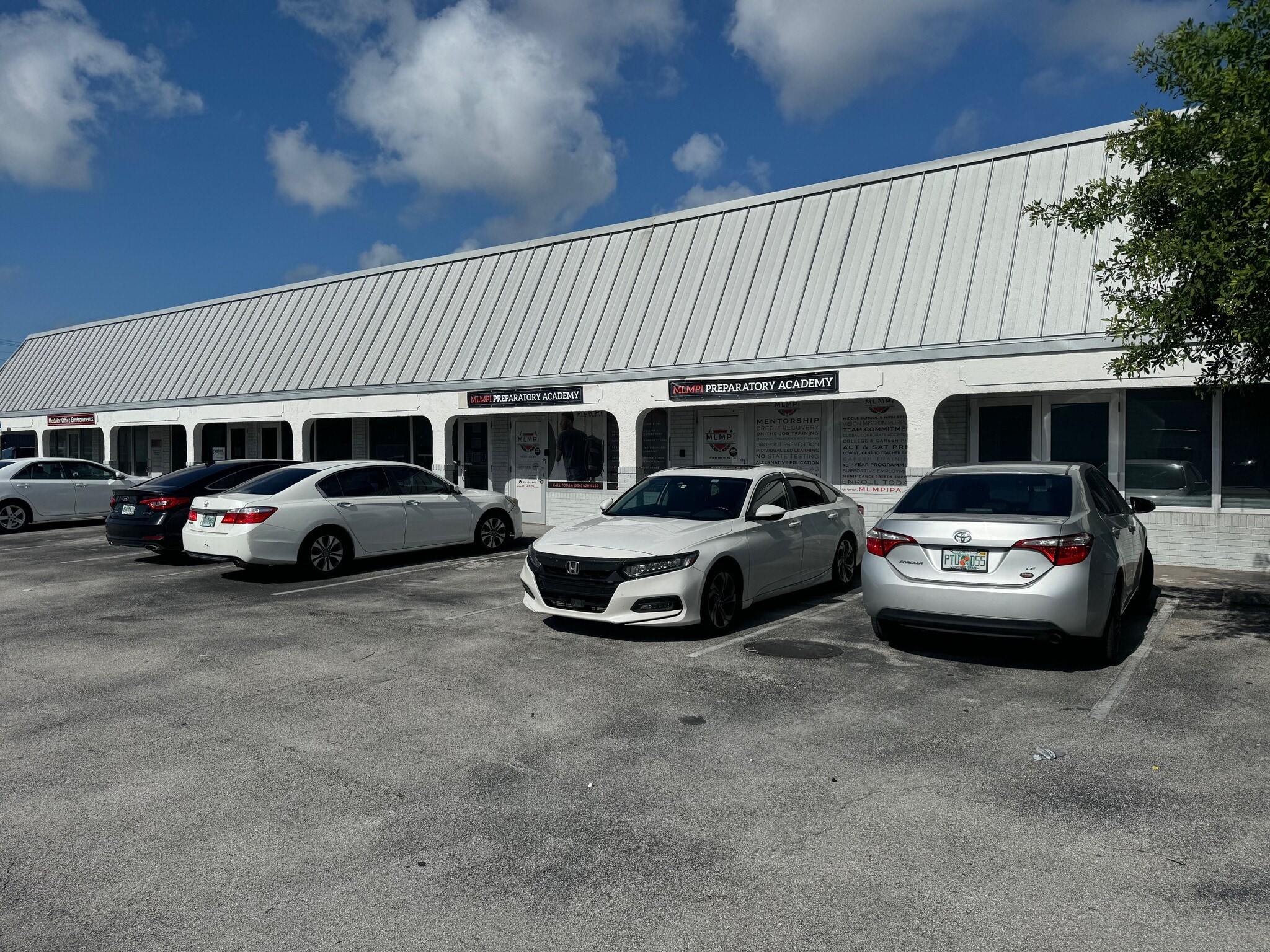 1900-2261 NW 29th St, Oakland Park, FL à louer Photo de l’immeuble– Image 1 sur 2