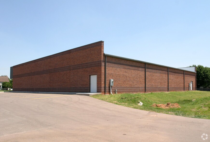 1020 NW 27th St, Moore, OK à louer - Photo de l’immeuble – Image 2 sur 15