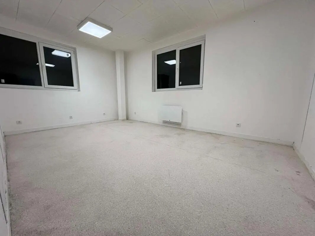 Bureau dans Verneuil-en-Halatte à louer Photo intérieure– Image 1 sur 9