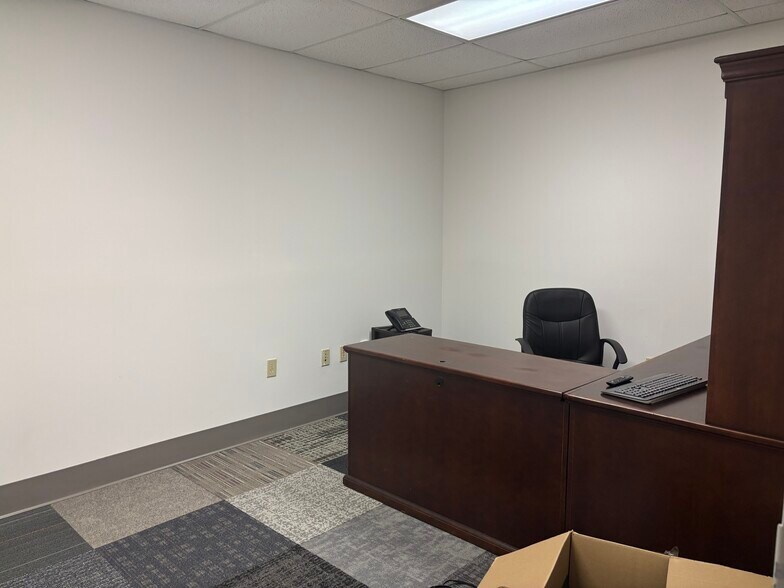 504 Capital Cir SE, Tallahassee, FL à louer - Photo de l’immeuble – Image 3 sur 13