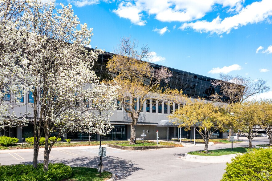 25900 Northwestern Hwy, Southfield, MI à louer - Photo de l’immeuble – Image 3 sur 9