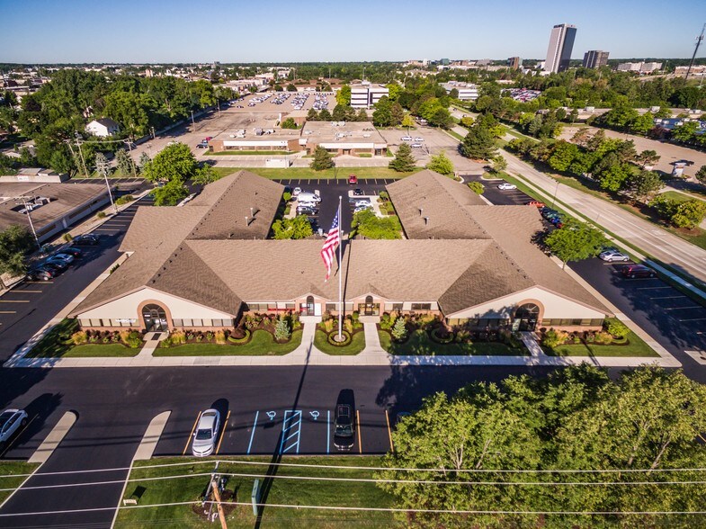 2265 Livernois Rd, Troy, MI à louer - Photo de l’immeuble – Image 2 sur 4