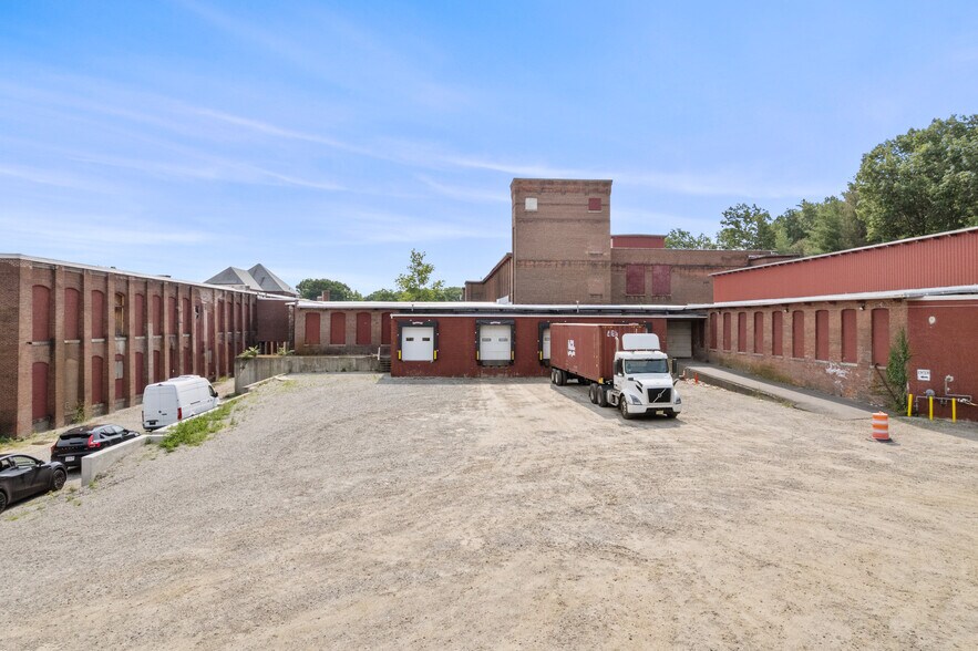56 Sterling St, Clinton, MA à louer - Photo de l’immeuble – Image 3 sur 40