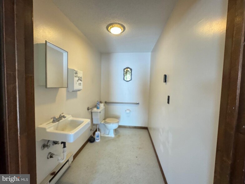 260 School St, Romney, WV à vendre - Photo de l’immeuble – Image 3 sur 12