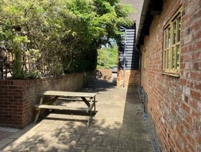 Old Woking Rd, Old Woking à louer Photo de l’immeuble– Image 2 sur 2