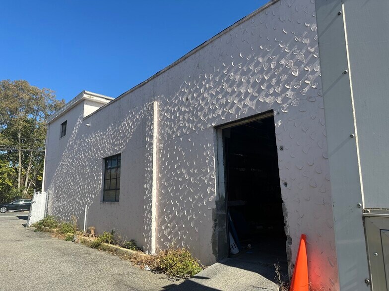 578 Oak St, Copiague, NY à louer - Photo de l’immeuble – Image 3 sur 7