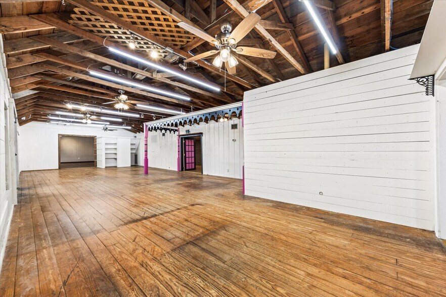 918 10th St, Floresville, TX à louer - Photo de l’immeuble – Image 3 sur 30