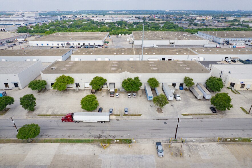 5813 Distribution, San Antonio, TX à louer - Photo de l’immeuble – Image 3 sur 20