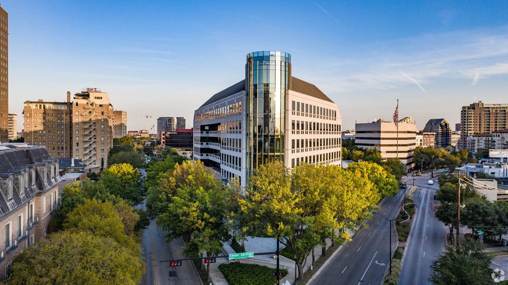 2401 Cedar Springs Rd, Dallas, TX à louer Photo de l’immeuble– Image 1 sur 21