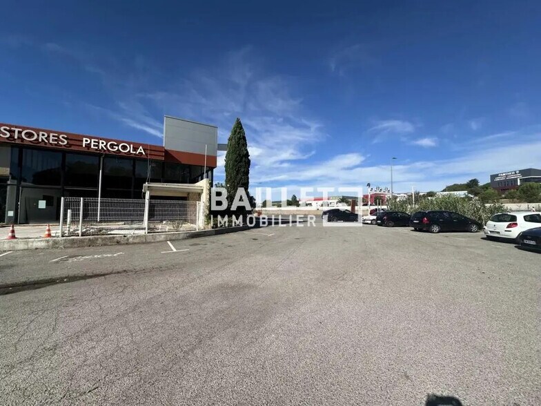 Local commercial dans Fréjus à louer - Photo de l’immeuble – Image 3 sur 11