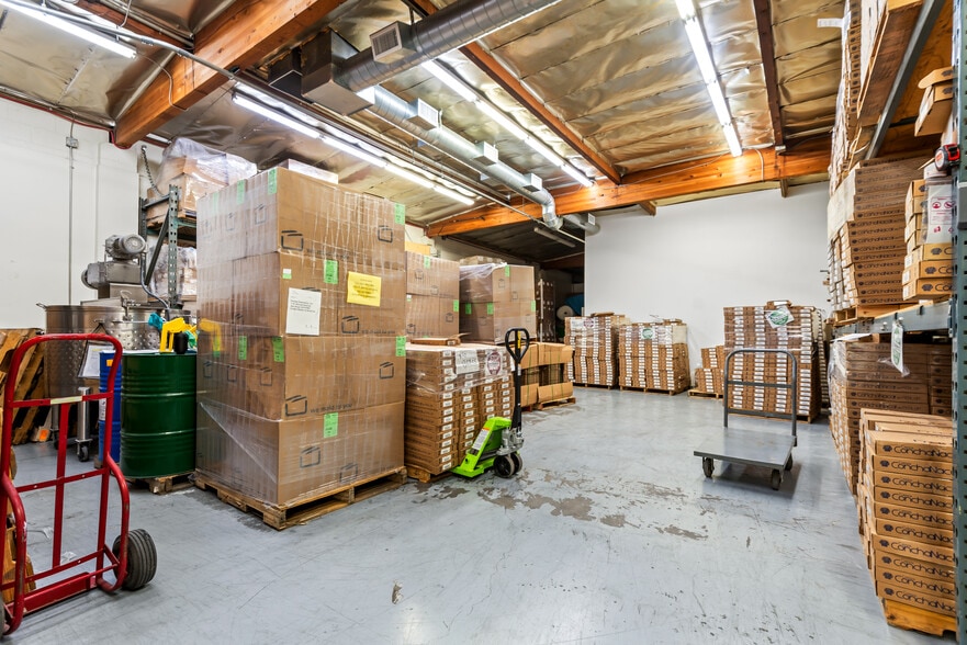 7751 Burnet Ave, Van Nuys, CA à vendre - Photo de l’immeuble – Image 2 sur 14