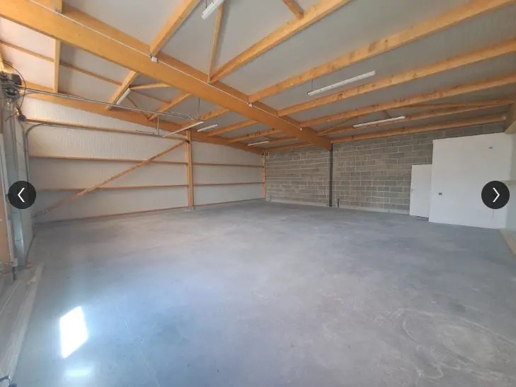 Local d’activités dans DOUVRES-LA-DÉLIVRANDE à louer - Photo de l’immeuble – Image 3 sur 4