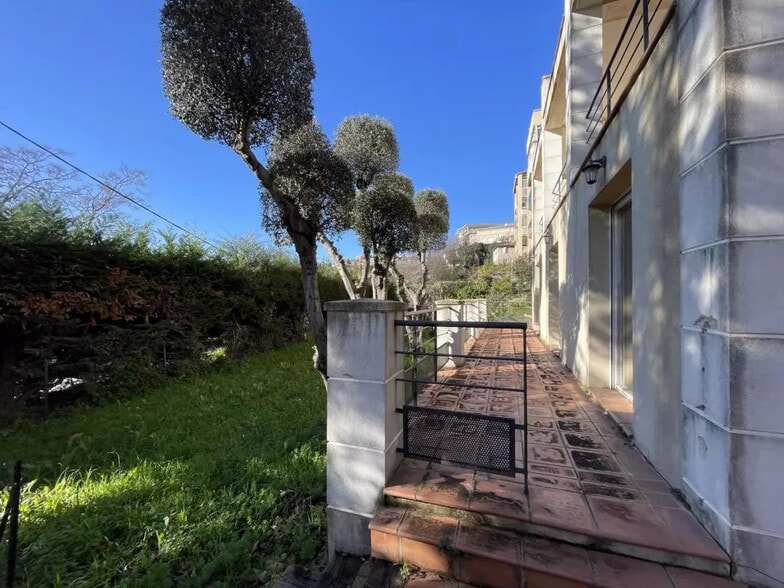 Bureau dans Grasse à louer - Photo de l’immeuble – Image 3 sur 16
