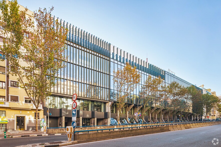 Calle de Ríos Rosas, 26, Madrid, Madrid à louer - Photo de l’immeuble – Image 2 sur 3