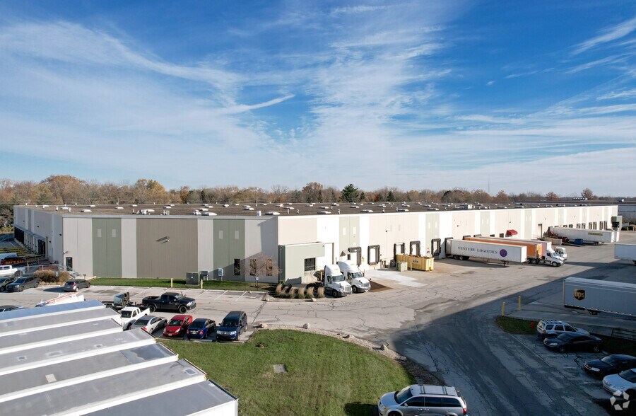 9222-9228 E 33rd St, Indianapolis, IN à louer - Photo de l’immeuble – Image 1 sur 3