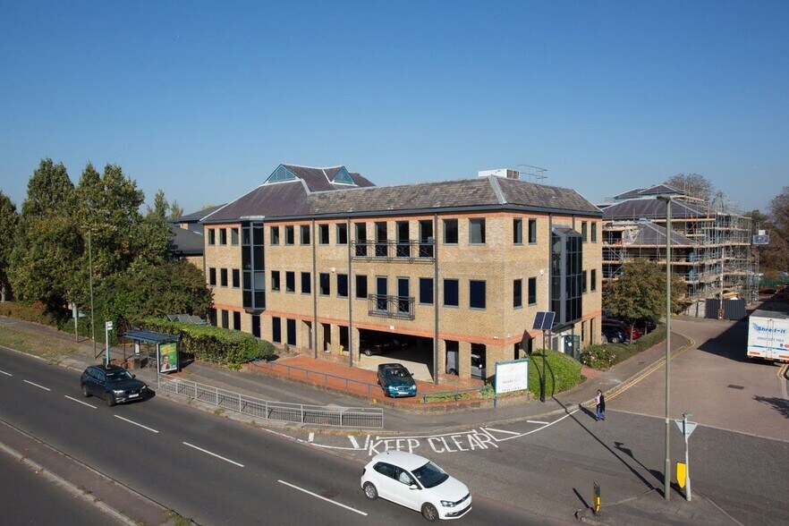 The Causeway, Staines à louer - Photo de l’immeuble – Image 1 sur 8