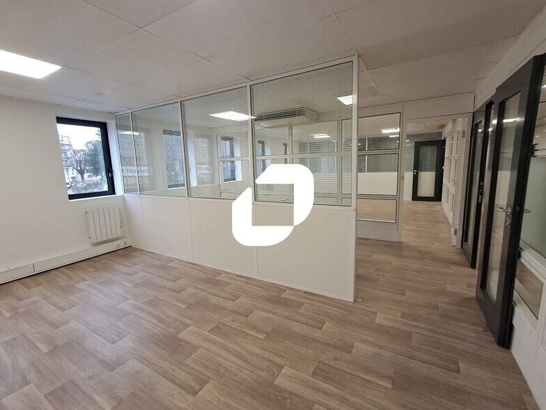 Bureau dans Nanterre à louer - Photo de l’immeuble – Image 2 sur 12