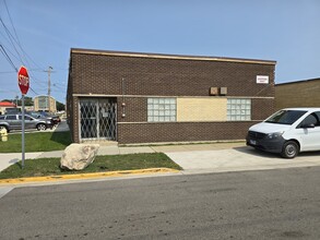 921 Main St, Melrose Park, IL à louer Photo de l’immeuble– Image 1 sur 7