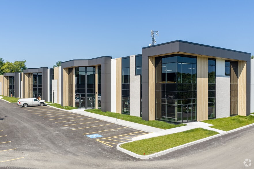 1090-1110 Des Laurentides Boul, Saint-jerome, QC à vendre - Photo principale – Image 1 sur 5